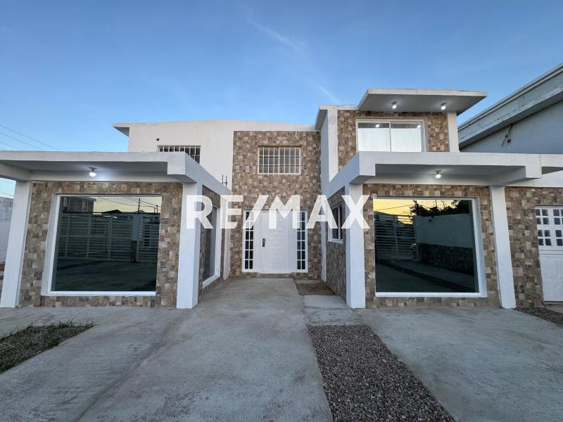 En Venta Casa o TownHouse Avenida Ollarvides, Puerta Maraven, Cardón, Falcón, 4167, VEN