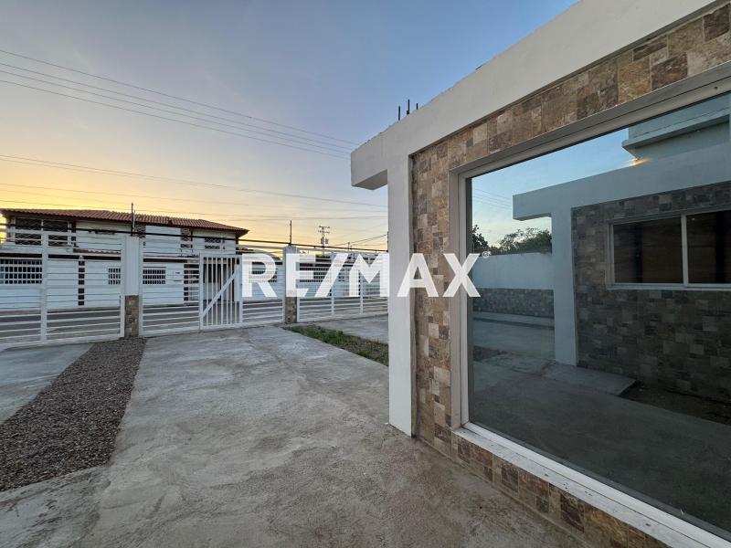 En Venta Casa o TownHouse Avenida Ollarvides, Puerta Maraven, Cardón, Falcón, 4167, VEN