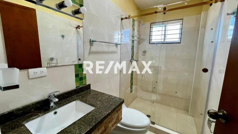 En Alquiler Apartamento Calle Dabajuro , Puerta Maraven.