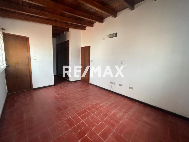 En Alquiler Casa o TownHouse Calle Josefa Camejo. Cerca de Avda Acueducto. Sector Caja de Agua . Punto Fijo. Edo Falcón