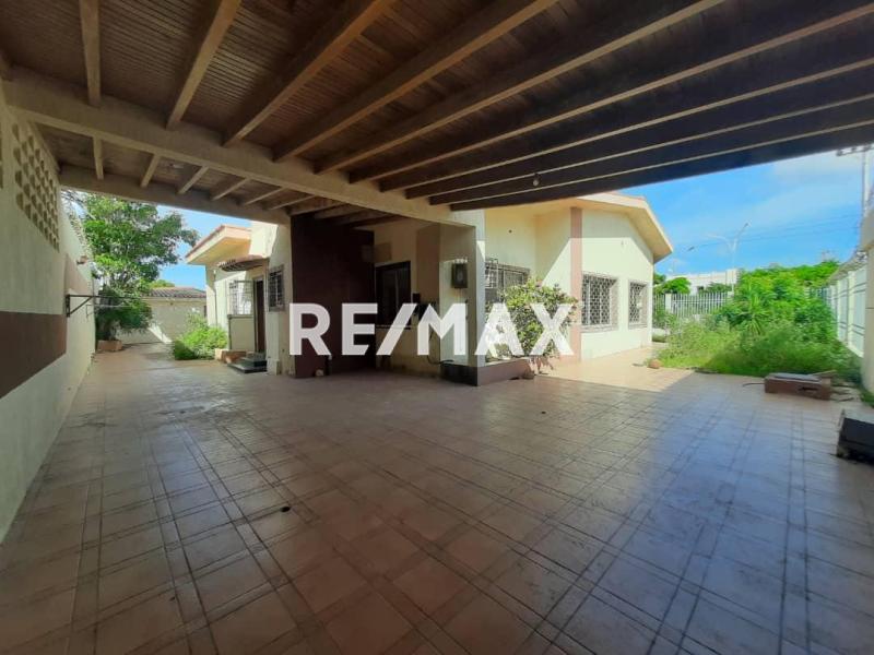 En Venta Casa o TownHouse Av. Principal de Bella Vista
