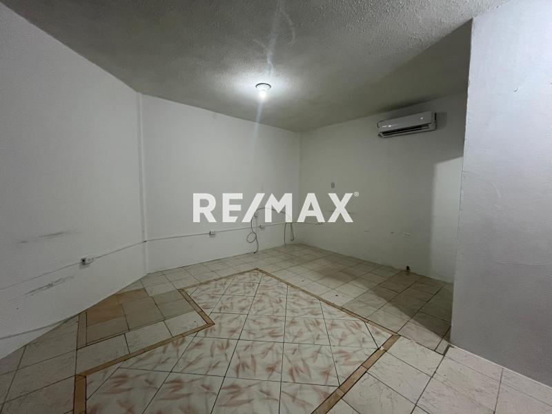 En Alquiler Local Comercial Calle Dabajuro , Puerta Maraven.