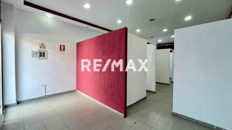 En Alquiler Local Comercial Ave Ollarvides , CC Caribbeam PB