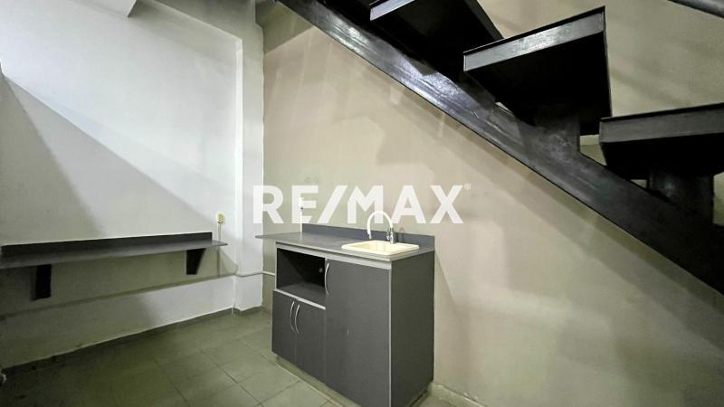 En Alquiler Local Comercial Ave Ollarvides , CC Caribbeam PB