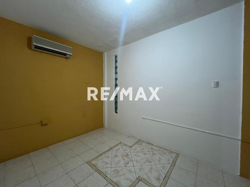 En Alquiler Local Comercial Ave Ollarvides , CC Caribbeam PB