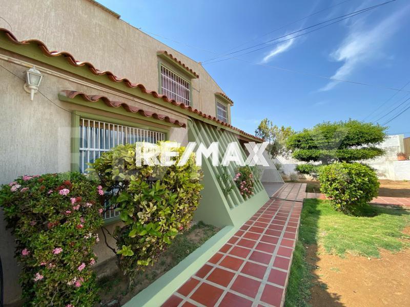 En Venta Casa o TownHouse Calle Guadalupe, urbanización manaure