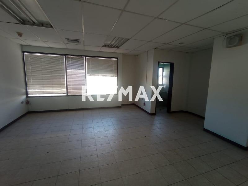 En Venta Local Comercial Avenida Ollarvides, Puerta Maraven, Cardón, Falcón, 4154, VEN