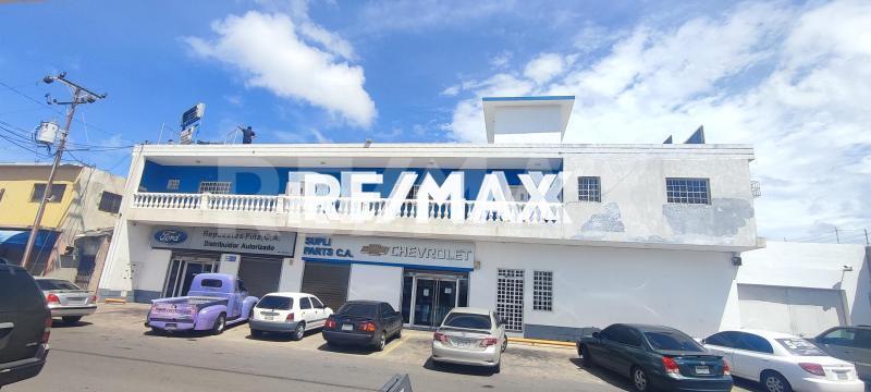 En Alquiler Local Comercial Centro de Punto Fijo.