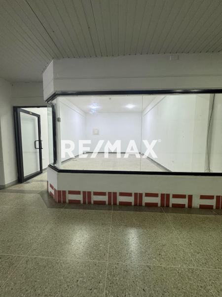 En Alquiler Local Comercial Centro de Punto Fijo.