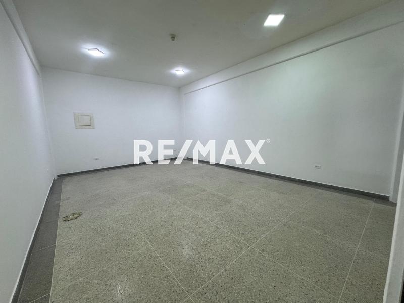 En Alquiler Local Comercial Centro de Punto Fijo.