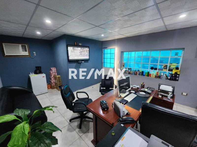 En Alquiler Local Industrial y Galpón Sector Cujicana . Punto Fijo . Edo Falcon