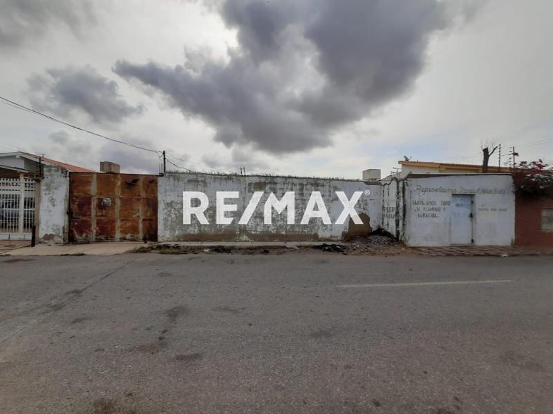 En Venta Terreno y Parcela Centro de Punto Fijo.