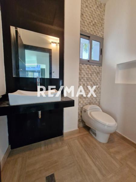 En Venta Casa o TownHouse Avenida 14, Cardón, Falcón, 4154, VEN