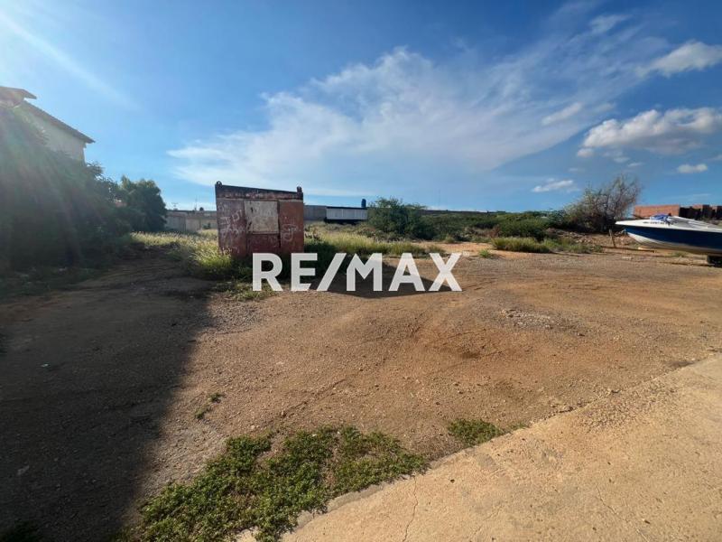 En Venta Terreno y Parcela Puerta Maraven. Calle tucacas
