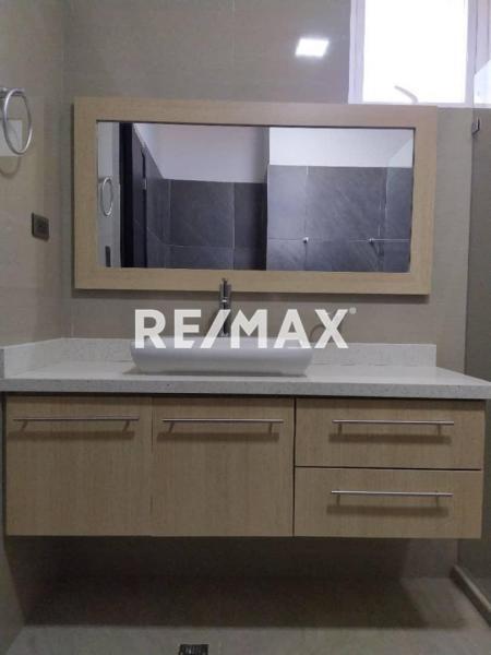 En Venta Casa o TownHouse avenida ollarvides puerta maraven