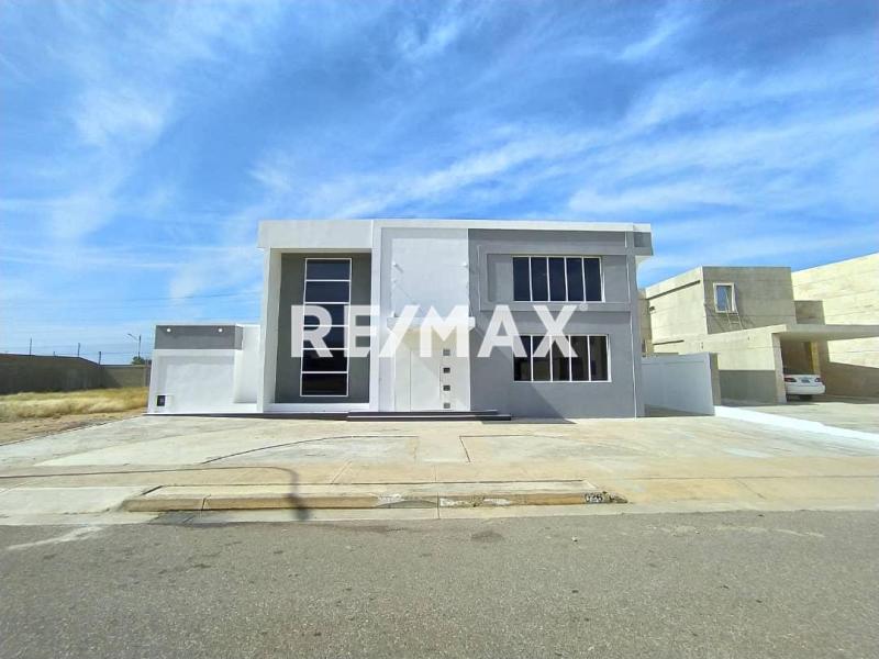En Venta Casa o TownHouse avenida ollarvides puerta maraven