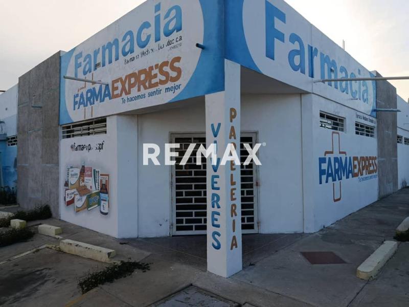 En Alquiler Local Comercial Urbanizacion Santa Fe, Av. Pumarrosa, Punto Fijo, Edo. Falcon, VEN.