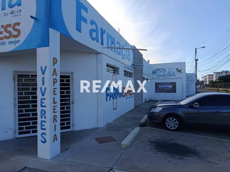 En Alquiler Local Comercial Urbanizacion Santa Fe, Av. Pumarrosa, Punto Fijo, Edo. Falcon, VEN.