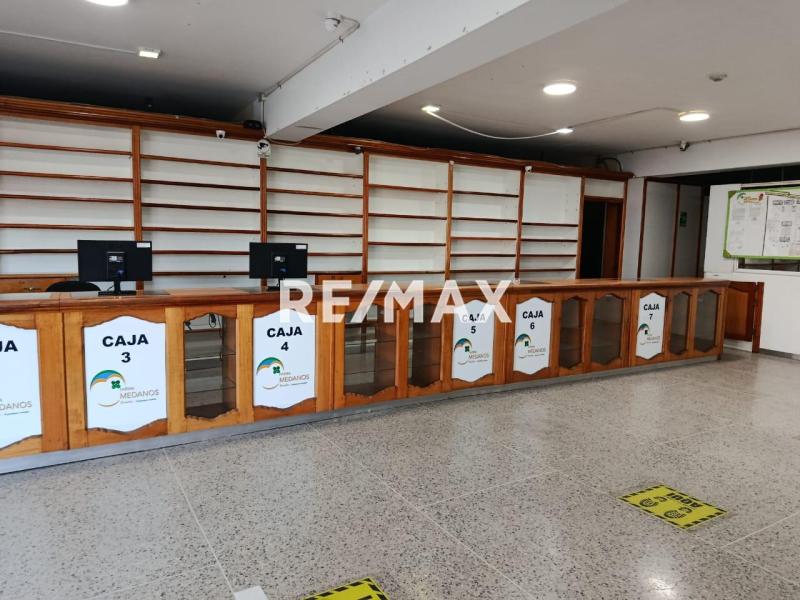 En Alquiler Local Comercial Urbanizacion Santa Fe, Av. Pumarrosa, Punto Fijo, Edo. Falcon, VEN.
