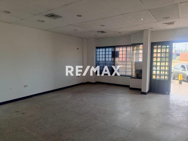 En Alquiler Local Comercial Urbanizacion Santa Fe, Av. Pumarrosa, Punto Fijo, Edo. Falcon, VEN.