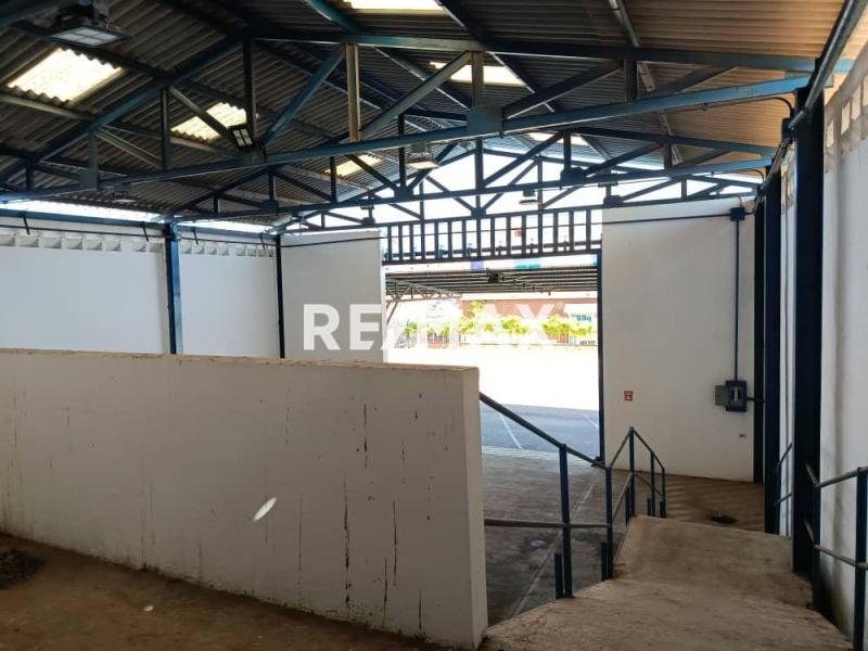 En Alquiler Local Industrial y Galpón Avenida Ollarvides, Puerta Maraven, Cardón, Falcón, 4154, VEN