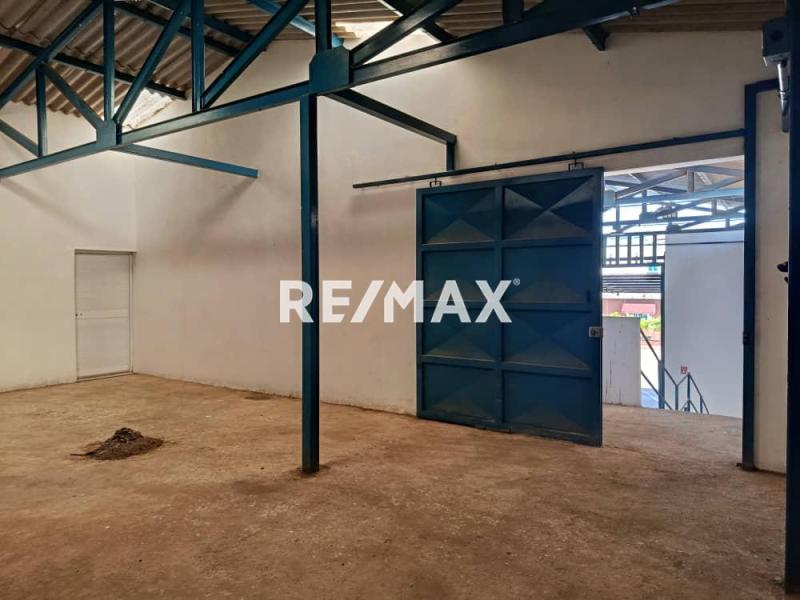 En Alquiler Local Industrial y Galpón Avenida Ollarvides, Puerta Maraven, Cardón, Falcón, 4154, VEN