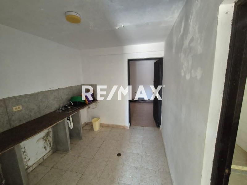 En Alquiler Local Industrial y Galpón Avenida Ollarvides, Puerta Maraven, Cardón, Falcón, 4154, VEN