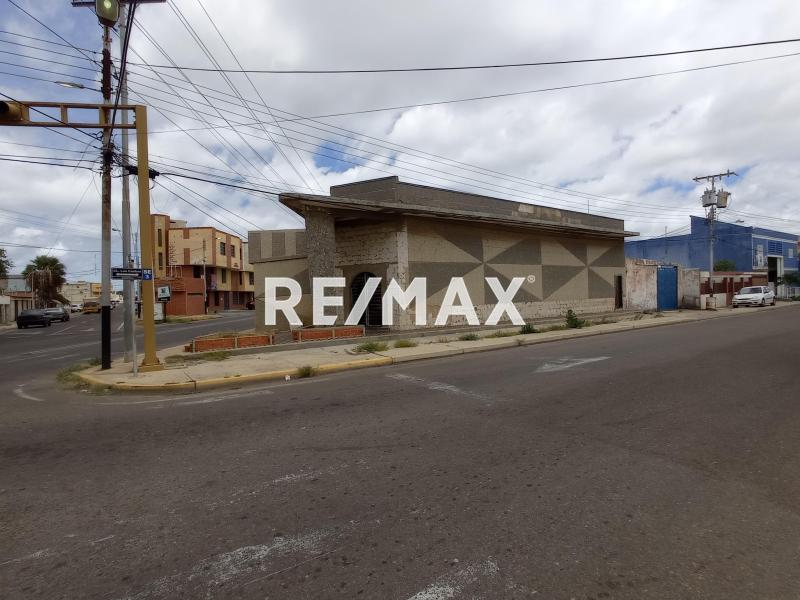 En Alquiler Local Comercial Avenida Los Caobos,  Sector Santa Irene. Punto Fijo