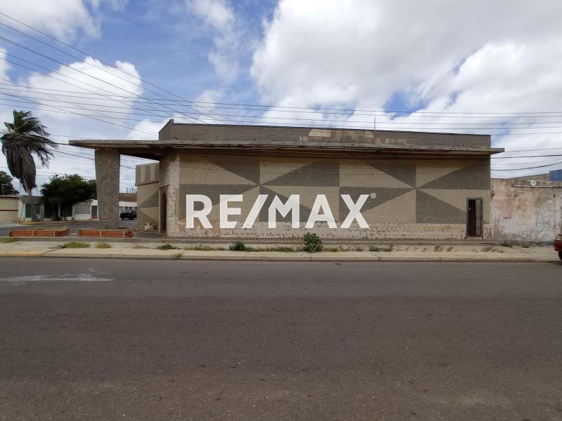 En Alquiler Local Comercial Avenida Los Caobos,  Sector Santa Irene. Punto Fijo