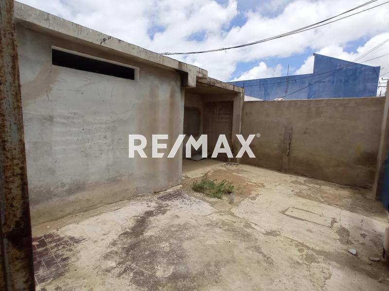 En Alquiler Local Comercial Avenida Los Caobos,  Sector Santa Irene. Punto Fijo