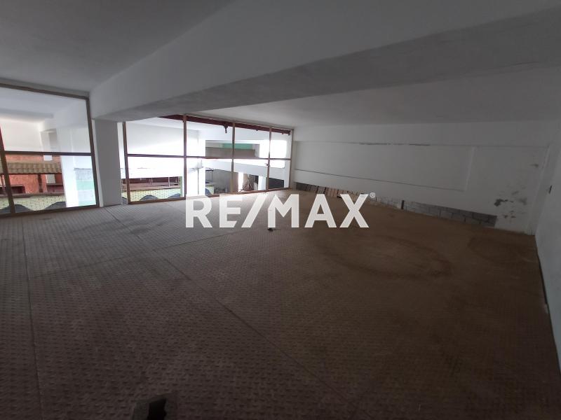 En Alquiler Local Comercial Avenida Los Caobos,  Sector Santa Irene. Punto Fijo