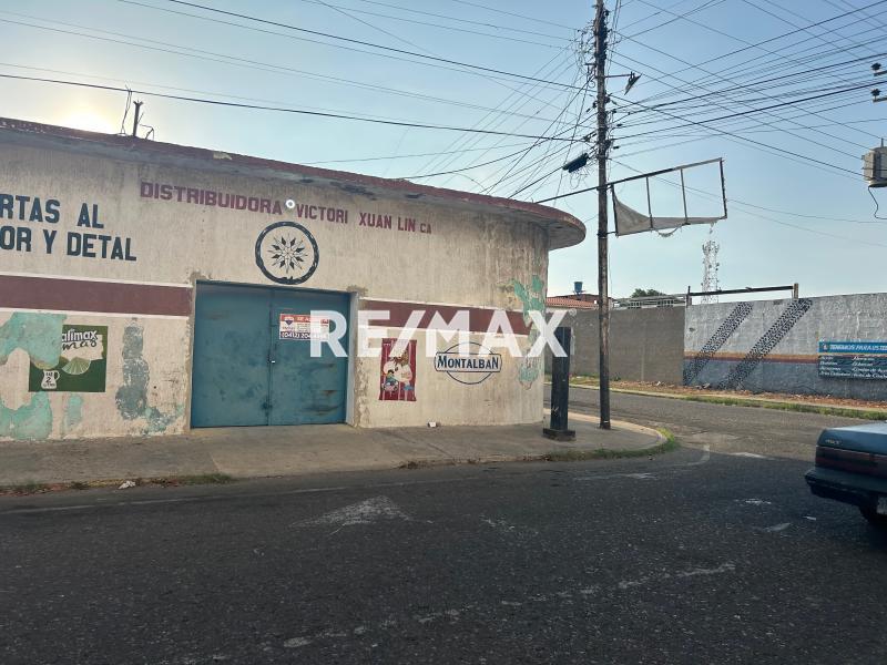 En Alquiler Local Comercial Avenida Los Caobos,  Sector Santa Irene. Punto Fijo