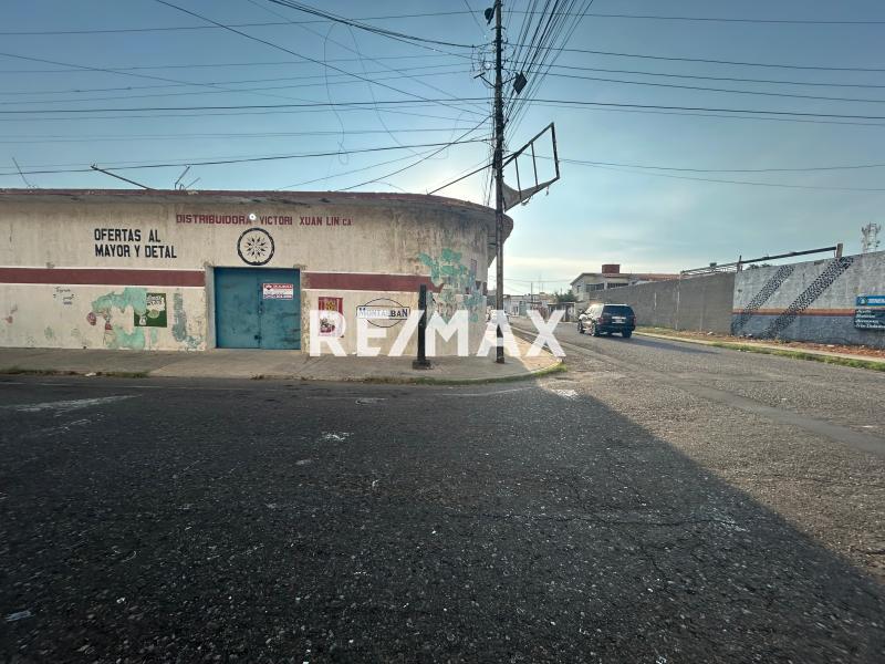 En Alquiler Local Comercial Avenida Los Caobos,  Sector Santa Irene. Punto Fijo