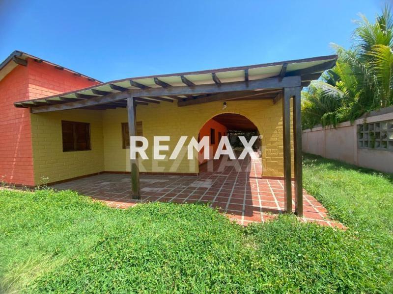 En Venta Casa o TownHouse Calle Aeropuerto, Adicora, Falcón, 4142, VEN