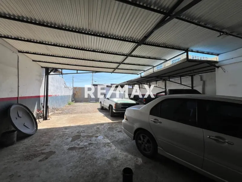 En Alquiler Local Industrial y Galpón PROLONGACION GIRARDON DE SANTA IRENE