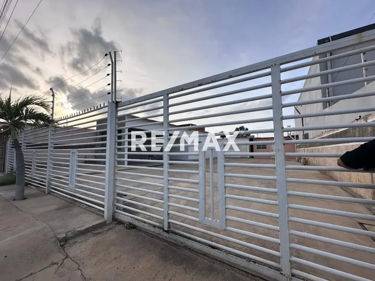 En Venta Local Industrial y Galpón Avenida 27 de Febrero, Caja de Agua, Punto Fijo, Falcón, 4102, VEN - Foto 1