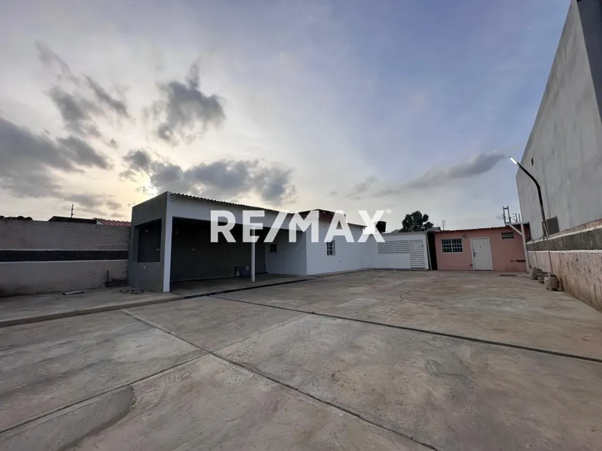 En Venta Local Industrial y Galpón Avenida 27 de Febrero, Caja de Agua, Punto Fijo, Falcón, 4102, VEN - Foto 2