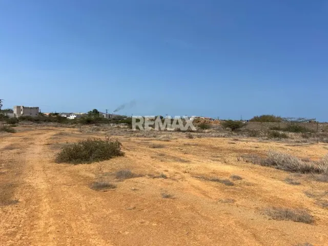 En Venta Local Comercial Puerta Maraven, entre calle Guacara y calle Montalban - Foto 3