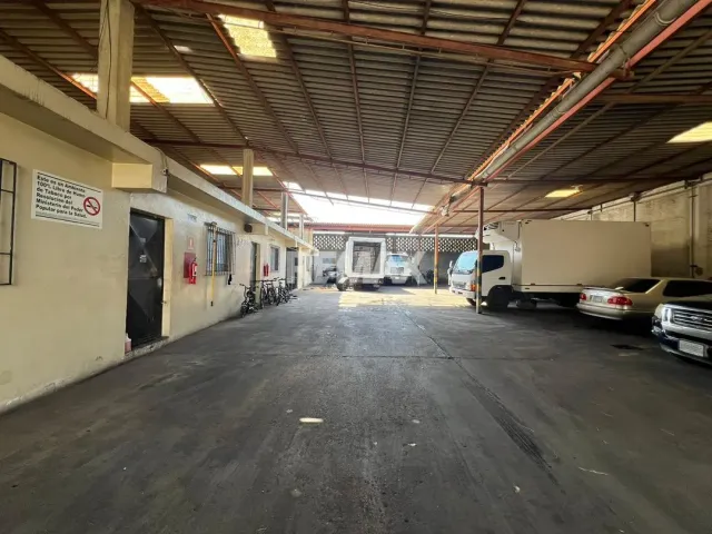 En Venta Local Industrial y Galpón Calle el Silencio con calle amazonas sector nuevo Pueblo