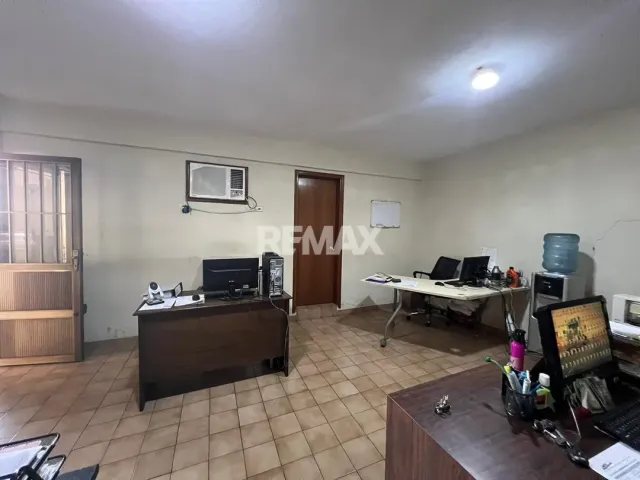 En Venta Local Industrial y Galpón Calle el Silencio con calle amazonas sector nuevo Pueblo