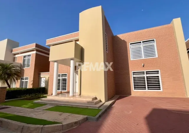 En Venta Casa o TownHouse Villas Paraiso Sector Las Virtudes