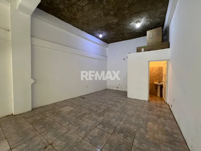 En Alquiler Local Comercial Calle Maraca con Av Ollarvides Puerta Maraven