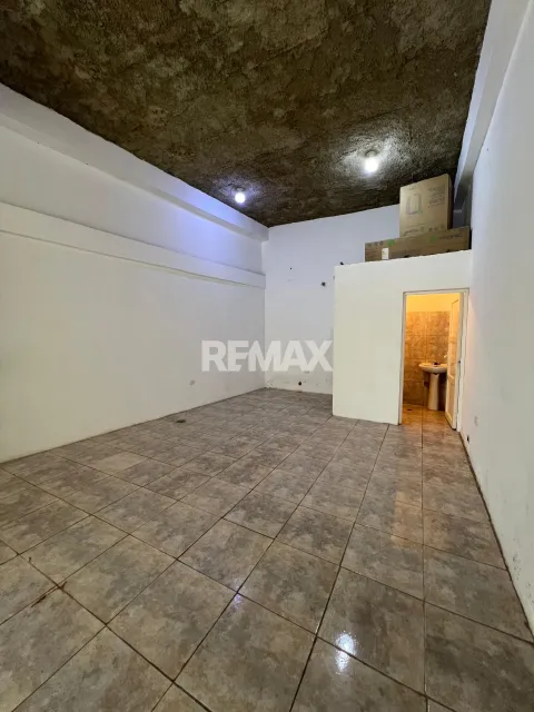 En Alquiler Local Comercial Calle Maraca con Av Ollarvides Puerta Maraven