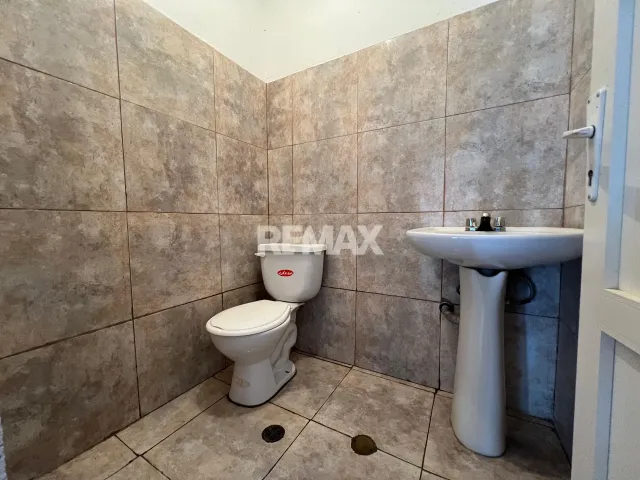 En Alquiler Local Comercial Calle Maraca con Av Ollarvides Puerta Maraven