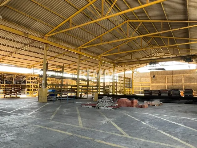 En Alquiler Local Industrial y Galpón Av Pumarrosa Sector Ferreteria el Ancla