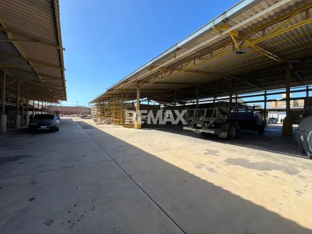 En Alquiler Local Industrial y Galpón Av Pumarrosa Sector Ferreteria el Ancla