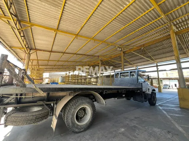 En Alquiler Local Industrial y Galpón Av Pumarrosa Sector Ferreteria el Ancla