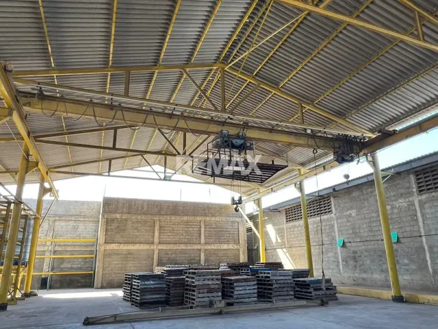 En Alquiler Local Industrial y Galpón Av Pumarrosa Sector Ferreteria el Ancla