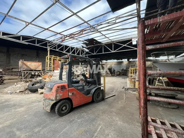 En Alquiler Local Industrial y Galpón Av Pumarrosa Ferre Ancla