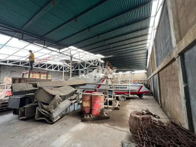 En Alquiler Local Industrial y Galpón Av Pumarrosa Ferre Ancla